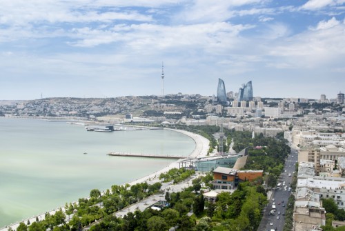 Blick auf die Bucht von Baku und die futuristischen Flame Towers