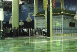 Mit Kamera, Rollstuhl und Schuhen an den Füßen im Mausoleum von Ayatollah Khomeini.