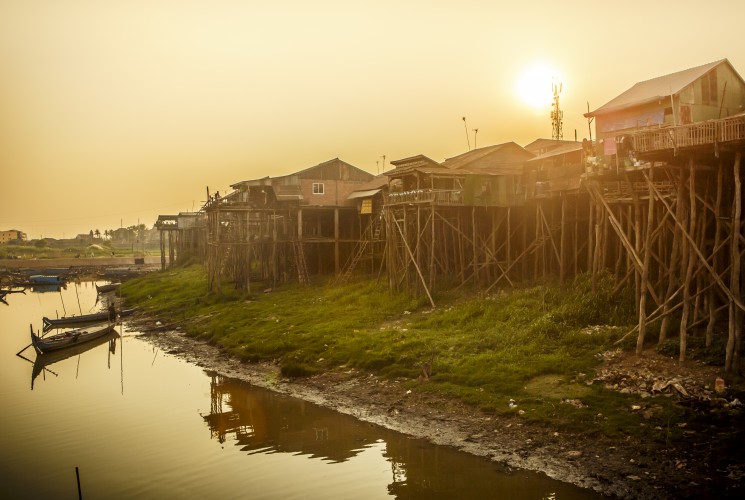 Kampong Chhnang liegt malerisch am Ufer des Tonle Sap. Die Menschen leben überwiegend vom Fischfang. Weil es in den einfachen Hütten keinen Strom gibt, muss der Fisch direkt nach dem Fang geräuchert werden.