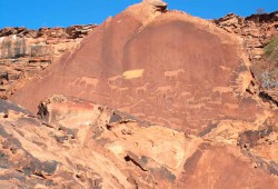 Jahrtausendealte Felszeichnungen zeugen von der langen Stammesgeschichte der San.