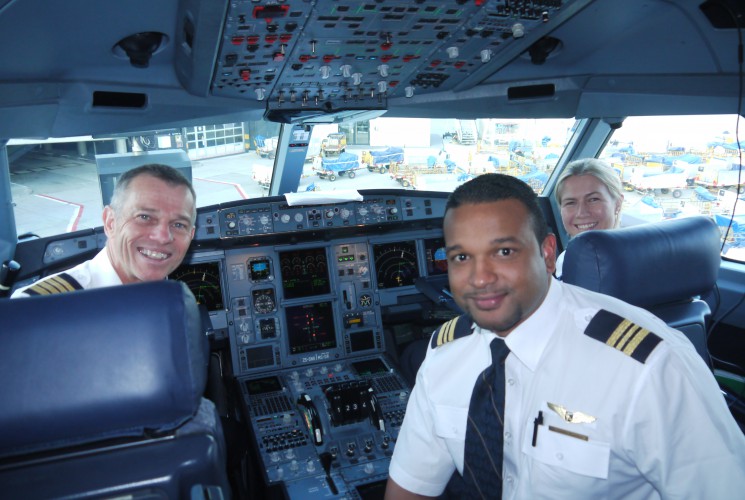 Die Piloten freuen sich auf den Flug.