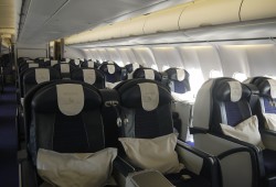 Economy Class: Für jeden Passagier liegt ein Kissen und eine Decke bereit.