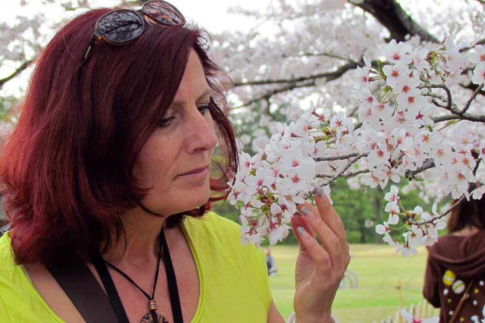 <b>Franziska Heinisch</b> bei der Geruchsprobe: Kirschblüten sehen nicht nur gut <b>...</b> - Reisebericht_Heinisch-c-WORLD-INSIGHT-2