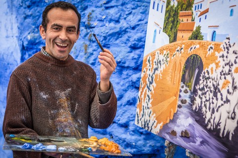 Der bekannte Künstler Mohcine Elouragli liebt seine Heimat inbrünstig und gewährt uns auf unserer Tour Einblicke in sein Atelier und in sein Seelenleben.