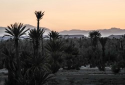 Die Silhouette einer Kashbah vor dem Gebirge des Hohen Atlas.