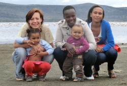 Der erste große Urlaub: Christine (Bildmitte) mit unserer Country Managerin Heike Hollwitz (links) und den Kindern.