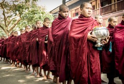 Mönche und Novizen im Kloster von Amarapura auf dem Weg zum Speisesaal.