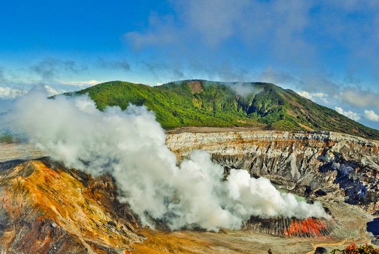 Eindrucksvoller Blick in den Krater des Poás-Vulkans
