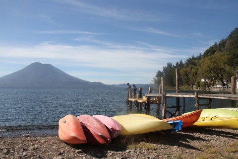 Mit dem Boot geht es über den heiligen Atitlan-See.