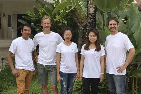 Unser Joy-of-Travel-Team in Laos um Pierre
