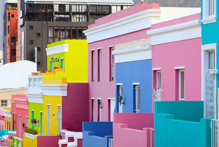 Bunte und moderne Häuser in Kapstadt