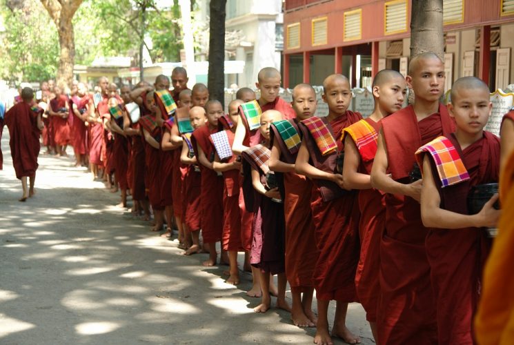 Myanmar Reisen bei World Insight Almosengang der Mönche im Kloster von Amarapura