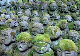 Japan: Die kleinen Statuen entdecken wir im Bambuswald rund um den Otagi Nenbutsu Tempel.