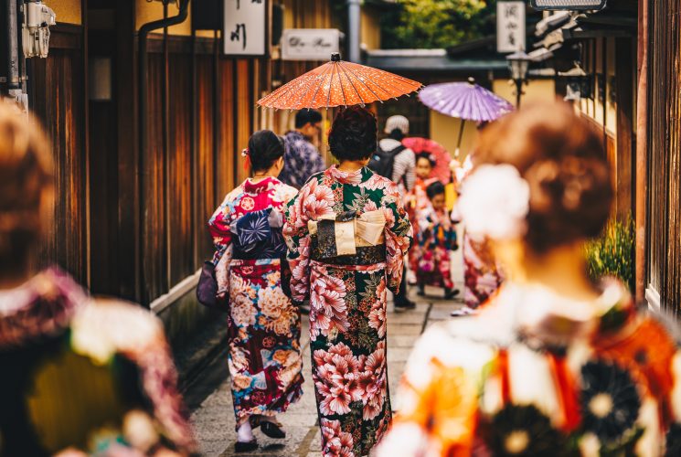 Japan: Zwischen Eleganz und Tradition: Erfahre mehr über die Welt der Geishas und Geikos.