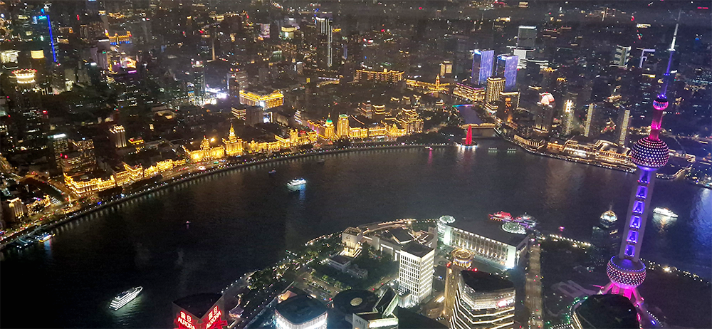Blick vom Shanghai Tower auf Shanghai bei Nacht, glitzerndes Stadtleben, Huangpu-Fluss, Schiffe