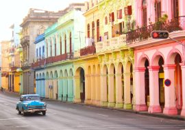 Strasse in Havanna mit alten Gebaeuden und Oldtimer im Vordergrund