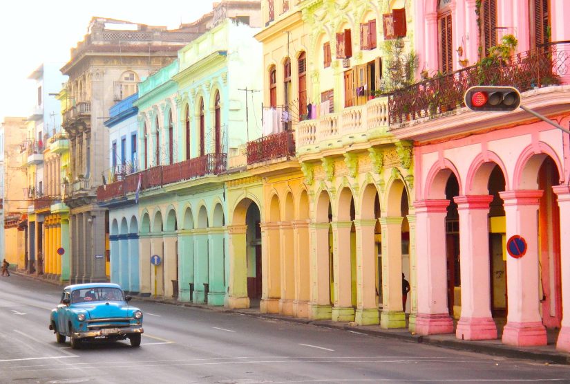 Strasse in Havanna mit alten Gebaeuden und Oldtimer im Vordergrund