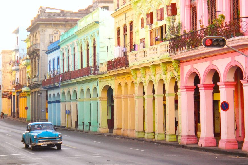 Strasse in Havanna mit alten Gebaeuden und Oldtimer im Vordergrund