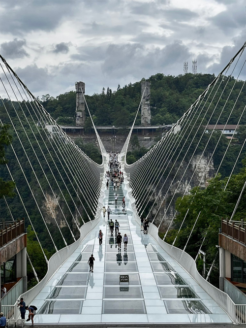 Glasbodenbruecke im Nationalpark Zhangjiajie, Besucher wandern darauf