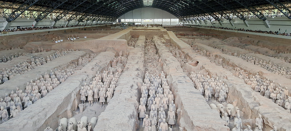 chinesische Terrakottaarmee, umfasst rund 8000 Krieger, Pferde und Streitwagen, frei gelegt unter einem Hallendach