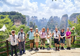 WI China Erlebnisreisegruppe vor dem Karstkegelgebirge, Wolken am Himmel
