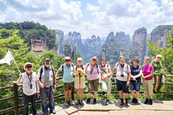 WI China Erlebnisreisegruppe vor dem Karstkegelgebirge, Wolken am Himmel