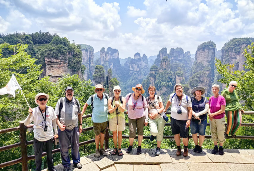 WI China Erlebnisreisegruppe vor dem Karstkegelgebirge, Wolken am Himmel