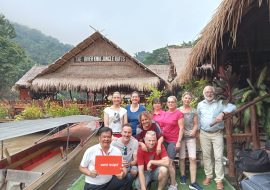 WORLD INSIGHT Reisegruppe mit Guide Cha vor Unterkunft