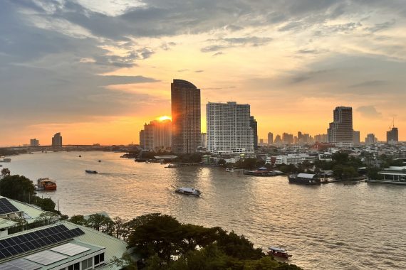 Blick aus Hotelzimmer auf Bangkok im Sonnenuntergang