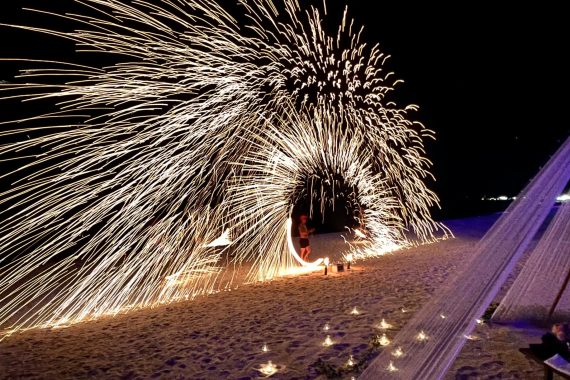 Eine Feuershow am Strand