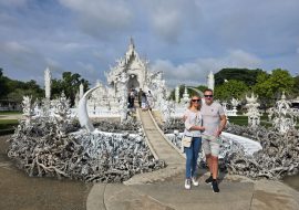 Jens und seine Frau vor einem Tempel