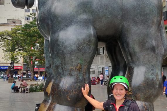 Jutta vor einer Pferdestatue