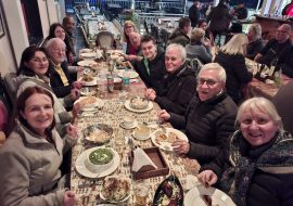 WORLD INSIGHT Reisegruppe beim gemeinsamen Abendessen