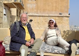Manfred und seine Frau sitzen in der Sonne