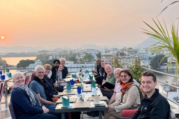 WORLD INSIGHT Reisegruppe beim gemeinsamen Abendessen