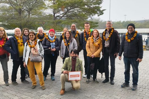 WORLD INSIGHT Reisegruppe zusammen mit Reiseleiter Rajveer