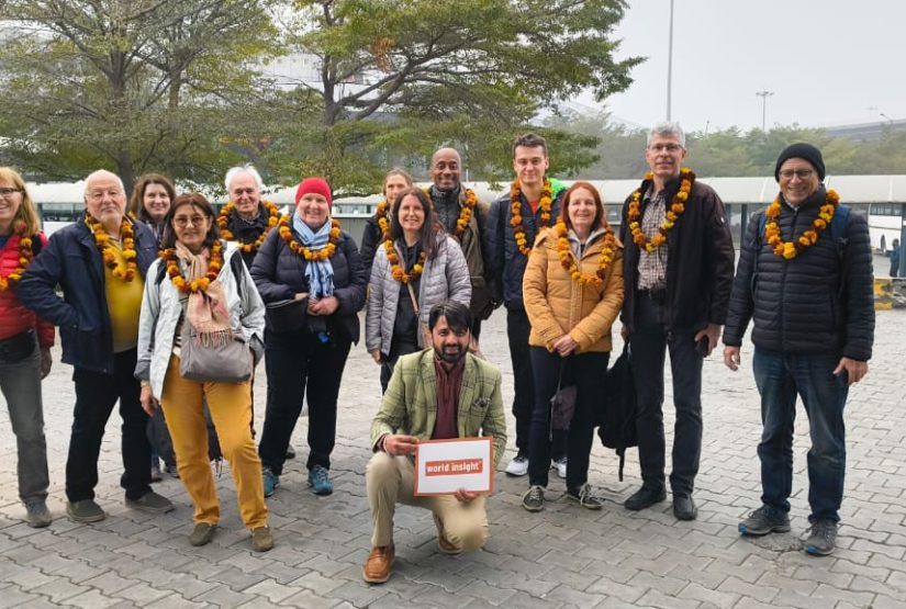 WORLD INSIGHT Reisegruppe zusammen mit Reiseleiter Rajveer