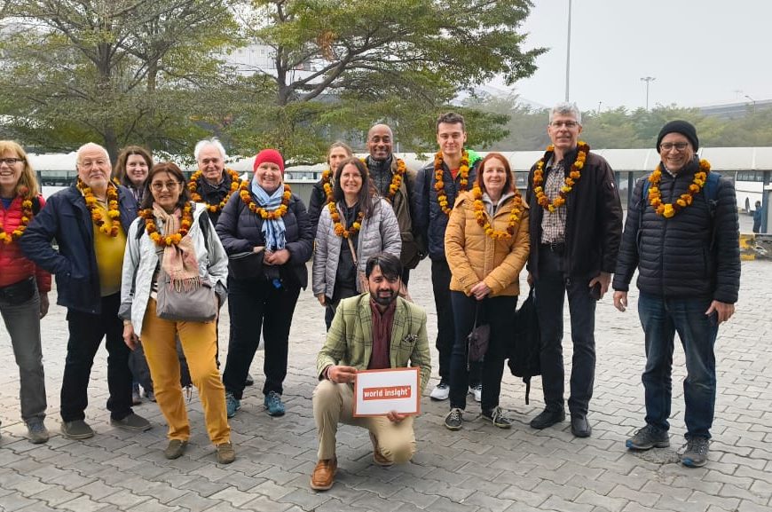 WORLD INSIGHT Reisegruppe zusammen mit Reiseleiter Rajveer