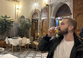 Dennis trinkt Tee in einem marokkanischen Raum