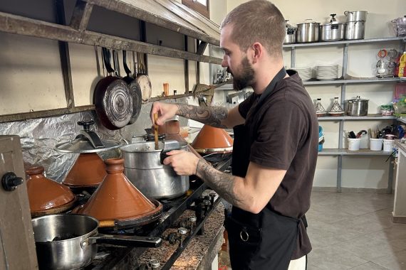 Dennis kocht in einer marokkanischen Küche