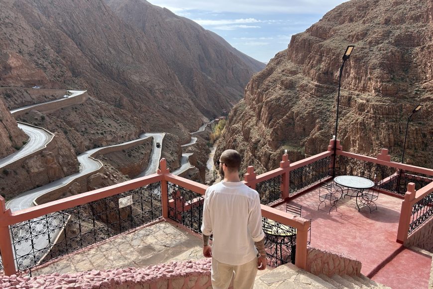 Dennis steht vor Schlucht
