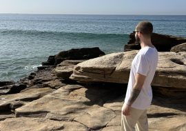 Dennis steht am Meer