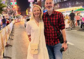 Jens und seine Frau vor Straßenszene